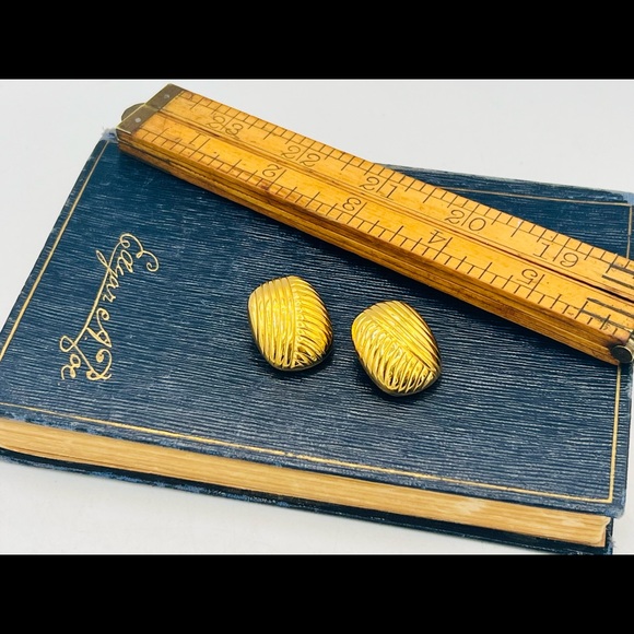 Vintage CHRISTIAN DIOR gold clip on earrings - Picture 4 of 13